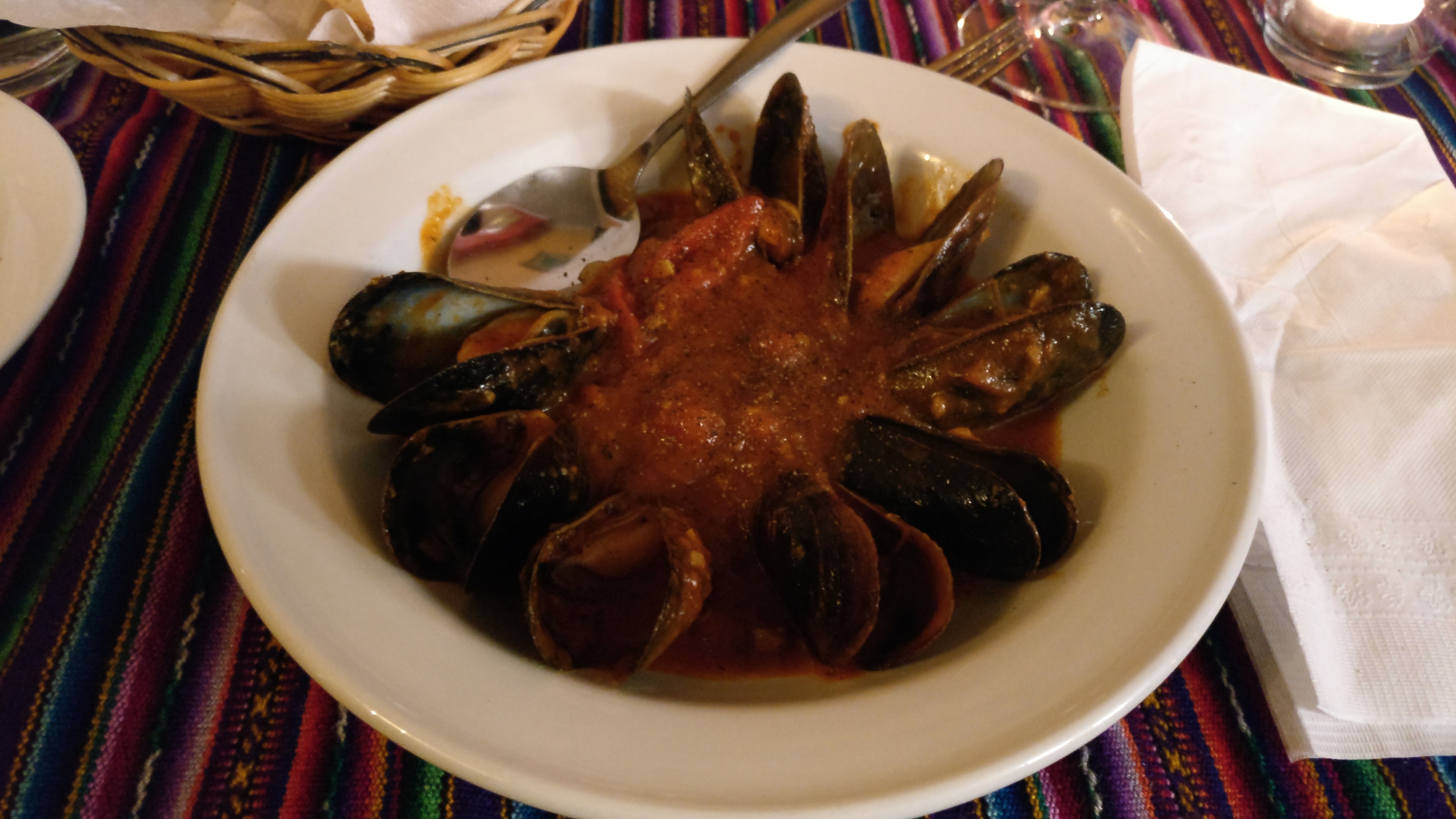 Mussels arranged in a circle with a spiced tomato sauce